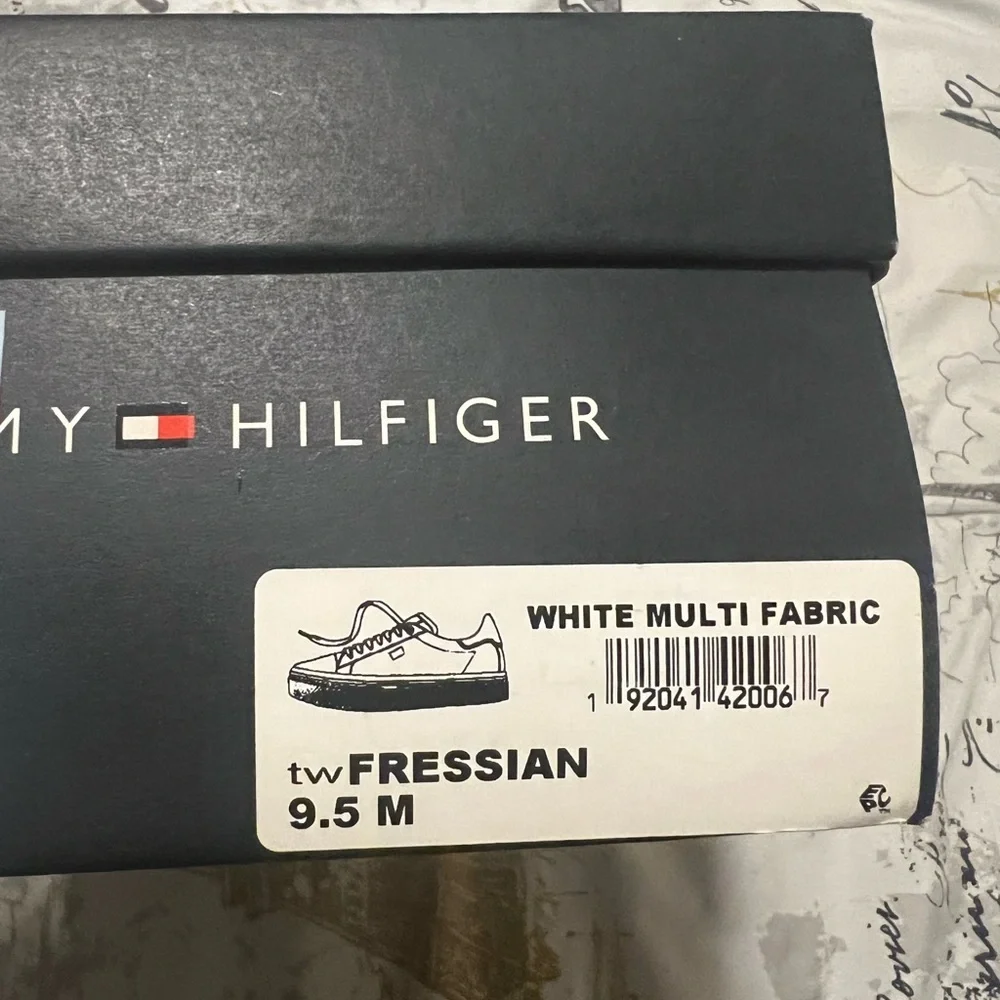 Tommy Hilfiger Fressian Lace-Up Sneakers - Picture 9 of 9